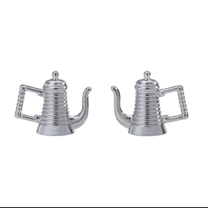 Makroansicht der silbernen Legierung Mini-Kaffeekannen Anhänger mit polierter Metalloberfläche