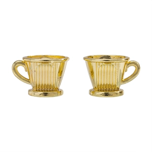 Detail goldener Mini-Kaffeefilter-Anhänger mit eleganter gerippter Textur und Griff