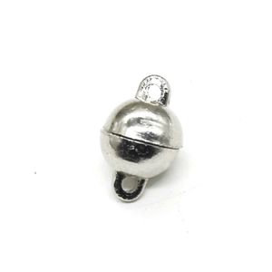 Detailweergave van zilveren magneetsluitingen voor DIY-kettingen en armbanden maken van sieraden