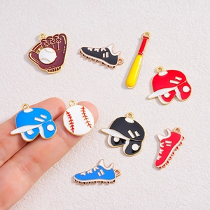 Set di ciondoli da baseball colorati in smalto con caschi e guanti sportivi