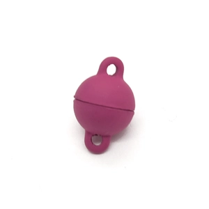 Detail van een diep magenta bolvormige magneetsluiting voor het maken van DIY sieraden