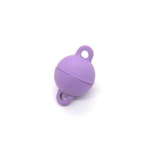 Detailopname van een paarse magnetische bolsluiting voor DIY-halsketting sieraden