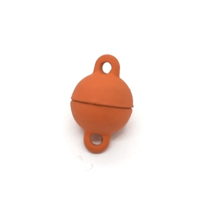 Detail van een oranje matte magnetische legering sluiting met ringen voor DIY-sieraden