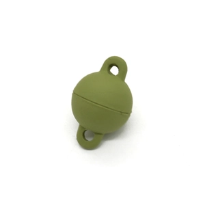 Close-up van olijfgroene magneetsluiting met ringen voor DIY sieraden en halskettingen