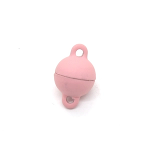Detail van een roze bolvormige magneetsluiting voor het maken van DIY-sieraden en kettingen