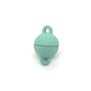 Detail van mintgroene bolvormige magneetsluiting met metalen lussen voor DIY sieraden