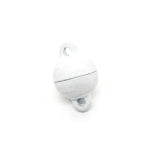 Detail van een witte magnetische sluiting met dubbele lussen voor het maken van kettingen