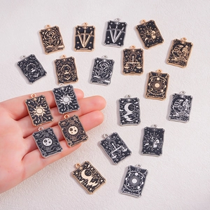 Dunkle Punk-Tarot-Anhänger in schwarzer Emaille und Gold für DIY-Schmuckherstellung