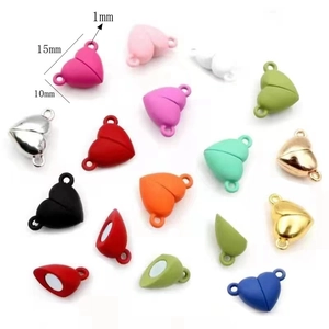 Chiusure magnetiche colorate a forma di cuore per collane DIY, connettori 15x10mm