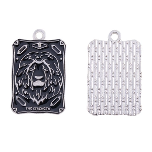 Makro-Detail von Kraft Tarot-Anhängern mit schwarzer Emaille und silberner Rückseite