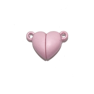 Vista macro della chiusura magnetica a cuore rosa opaco con doppi anelli per gioielli