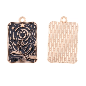 Detailansicht des Tarot-Anhängers Stern mit schwarzer Emaille und Roségold-Beschichtung