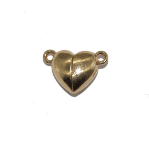 Dettaglio di una chiusura magnetica a forma di cuore in lega dorata per collane fai-da-te