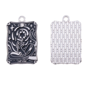 Details des Tarot-Anhängers Die Sterne mit schwarzer Emaille-Front und strukturierter Rückseite