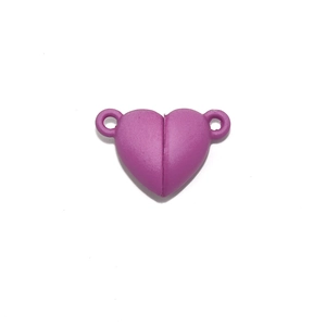 Dettaglio macro di una chiusura magnetica a forma di cuore viola opaco per gioielli