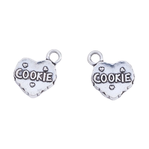 Detalle de dijes de galleta de corazón en plata antigua con bordes texturizados para DIY