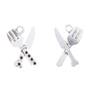 Detalle de dijes de cuchillo y tenedor en aleación de plata antigua para joyería DIY
