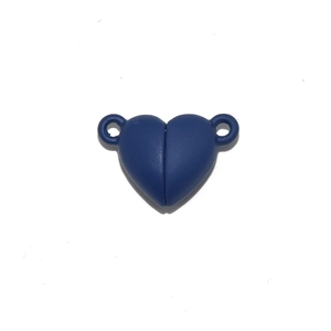 Dettaglio di chiusura magnetica a cuore blu scuro per collane e creazione di gioielli