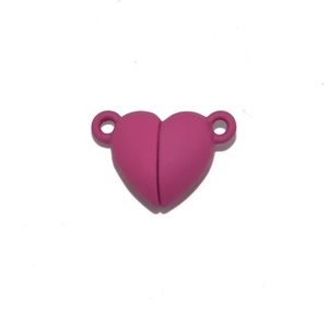 Dettaglio macro della chiusura magnetica a cuore rosa per gioielli fai-da-te