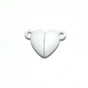 Dettaglio di una chiusura magnetica bianca a forma di cuore per la creazione di gioielli