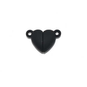 Dettaglio della chiusura magnetica nera a forma di cuore per la creazione di gioielli fai da te