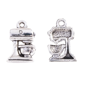Vista macro detallada de dijes de batidora en plata antigua para joyería artesanal