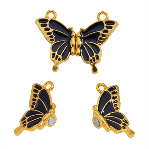 Detail eines Schmetterlings-Magnetverschlusses mit Goldrahmen und schwarzer Emaillierung