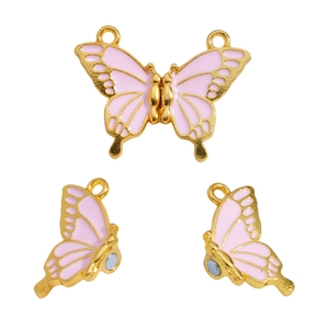 Makroaufnahme der Schmetterling-Magnetschließe mit rosa Emaille und Goldbeschichtung