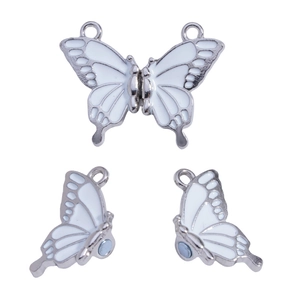 Details von weißen Schmetterlings-Magnetverschlüssen für Halsketten und Armbänder