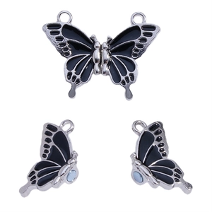 Detail eines schwarzen Emaille-Schmetterling-Magnetverschlusses für die Schmuckherstellung