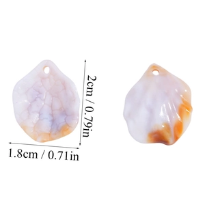 Dettaglio macro di ciondoli in acrilico stile conchiglia da 2 cm per gioielli DIY