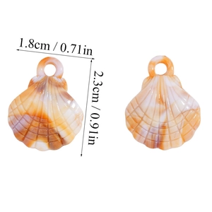 Dettaglio macro di ciondoli a conchiglia in acrilico marmorizzato arancione per gioielli DIY