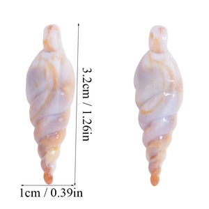 Vista dettagliata dei ciondoli a conchiglia a spirale con dimensioni 3,2cm altezza e 1cm larghezza