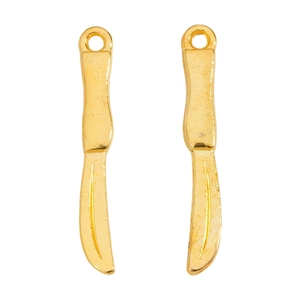 Dettaglio macro di ciondoli a coltello in lega dorata per gioielli fai-da-te e artigianato