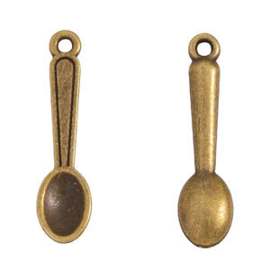 Dettaglio dei ciondoli a forma di mini cucchiaio in bronzo per la creazione di gioielli