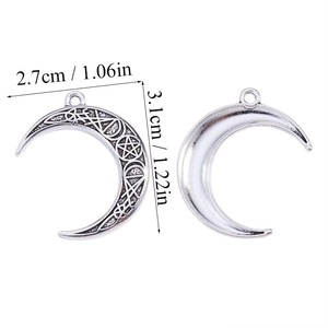 Antiek zilveren halve maan hanger met pentagram ster en occulte rune patronen