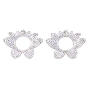 Détails macro des perles d'espacement lotus en alliage argenté pour la bijouterie