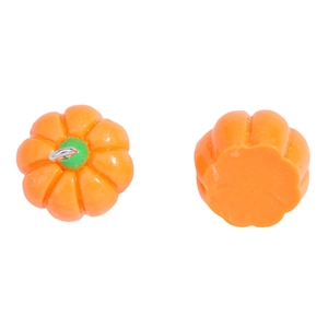 Vista detallada de colgantes de calabaza 3D de resina con aros de metal para manualidades DIY