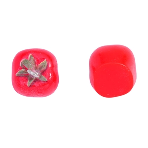 Primer plano de colgantes de caqui en resina con aros de plata para joyería DIY
