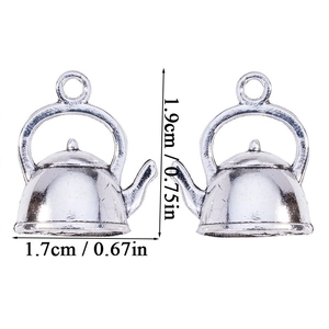 Détail macro du pendentif théière en alliage argenté vintage montrant 1,9cm hauteur et 1,7cm largeur