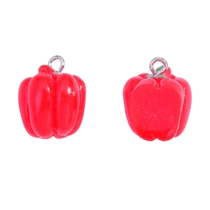 Vista macro de colgantes de chile de resina con aros de plata para joyería artesanal