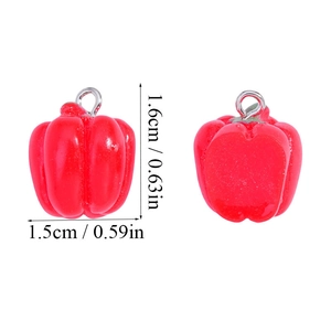 Vista macro del colgante de pimiento rojo de 1,6cm con dimensiones y anillo de plata