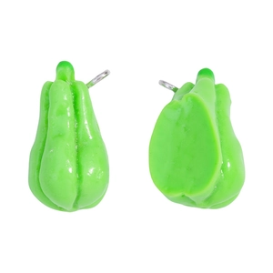 Detalle de colgantes de resina de vegetales verdes con anillos de metal para joyería DIY
