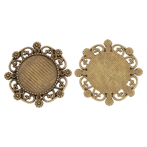 Detailweergave van de vintage bronzen DIY camee basis met bloemige texturen
