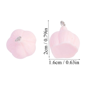 Detalle macro de colgantes de ajo en resina rosa de 2cm con medidas para joyería DIY