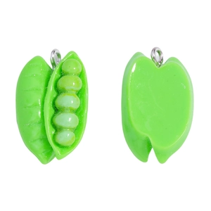 Detalle de dijes de vaina de guisante en resina verde para creación de joyas DIY