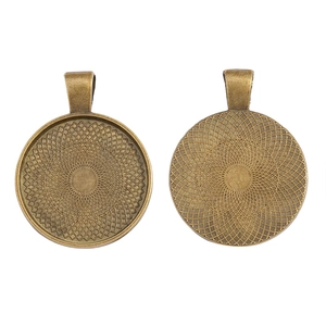 Détail de supports de pendentif ronds 25mm en bronze antique avec dos texturé pour bijoux