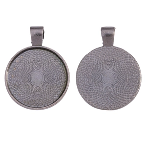 Détail de supports de pendentif ronds 25mm avec motifs géométriques en finition argent mat