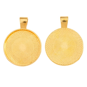 Détail du support de pendentif doré 25mm avec face texturée et motif soleil à l'arrière