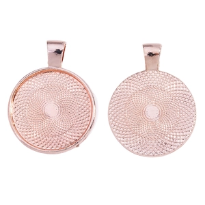 Détail de bases de pendentif rondes en alliage or rose avec texture radiale, diamètre 25mm